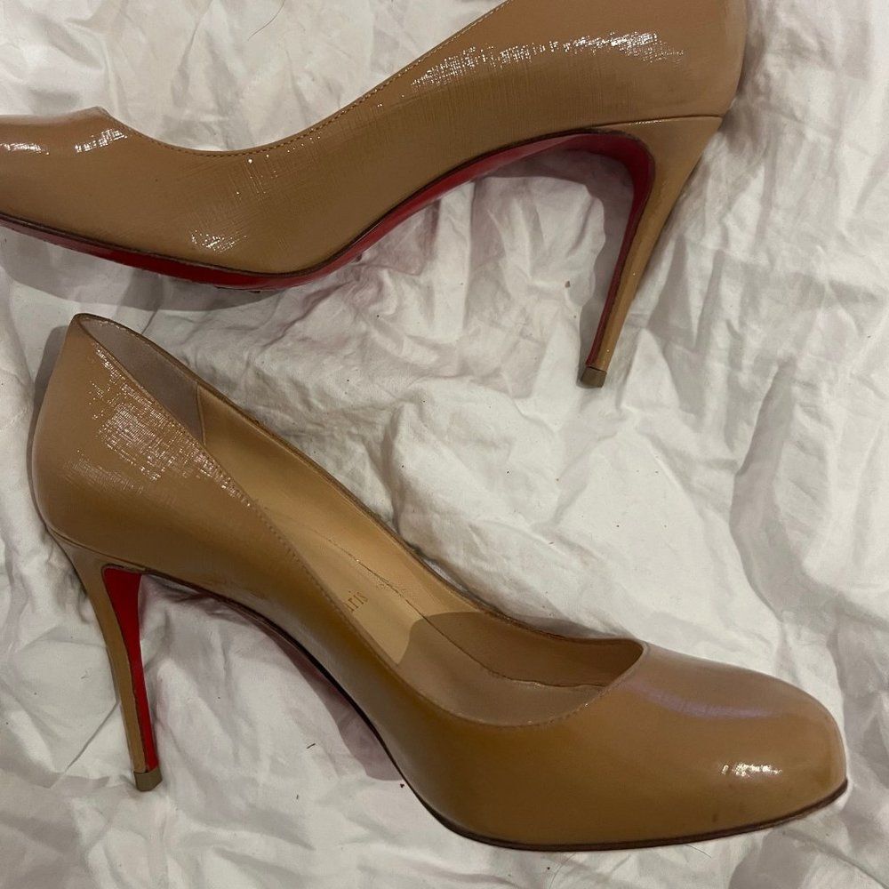 Christian Louboutin Textured Round Toe Pump